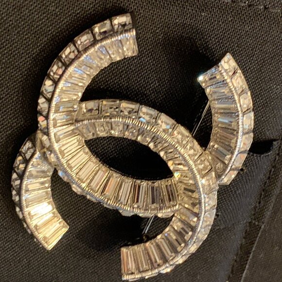 CHANEL Baguette Crystal CC Brooch in Silver. - Picture 4 of 4